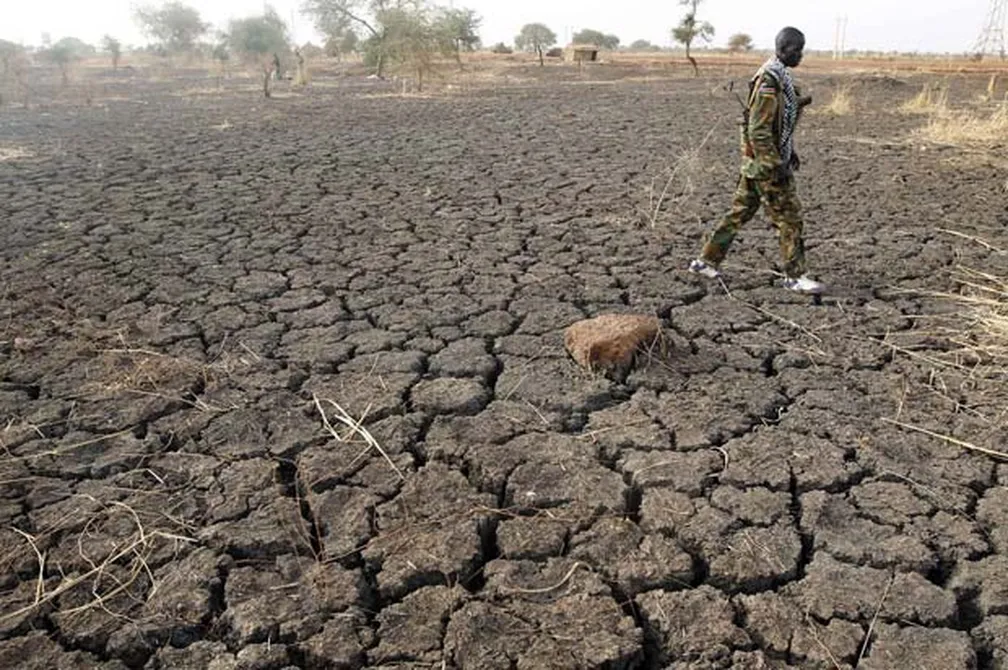 soldado andando solo seca semiárido sudão sudão do sul