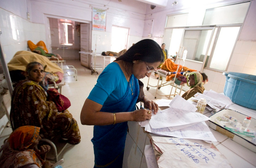 Mulheres no centro de atendimento à maternidade do distrito de Shivpuri, na Índia, em 2010; política de esterilização em massa é aplicada no país desde 1952