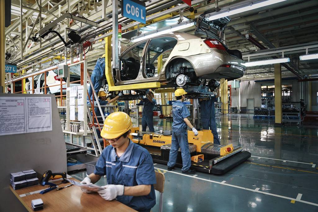 produção industrial em indústria automotiva