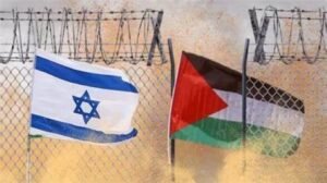 Bandeiras Israel e Palestina próximo a grade com concertina conflito árabe-israelenses
