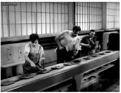 imagem de charles chaplin tempos modernos em linha de produção apertando porca